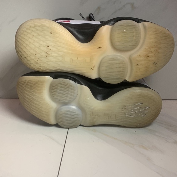 Nike CT4629-008 LeBron Witness V 5 2020 Air Basketball Shoes Youth Sz 4Y - Picture 9 of 9